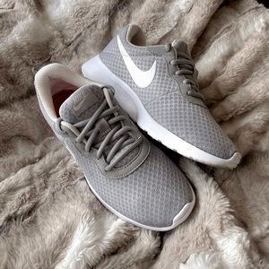 ⚡️Nike Tanjun⚡️Size 6, worn once 🖤 originally 65
